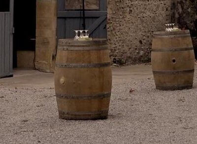 Tonneau mange debout